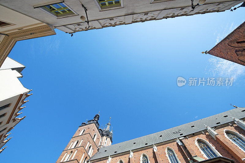 克拉科夫Rynek Growny，圣玛丽大教堂和周围建筑的天际线视角